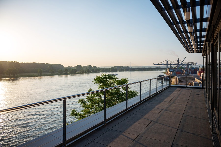 Blick von der Bonner Dachterrasse auf den Rhein