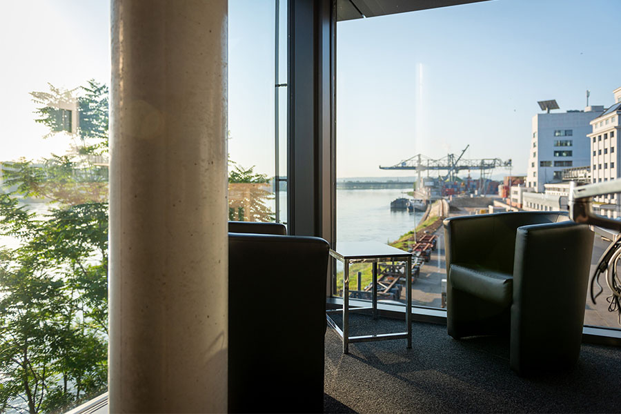 Besprechungsecke mit Blick auf den Rhein