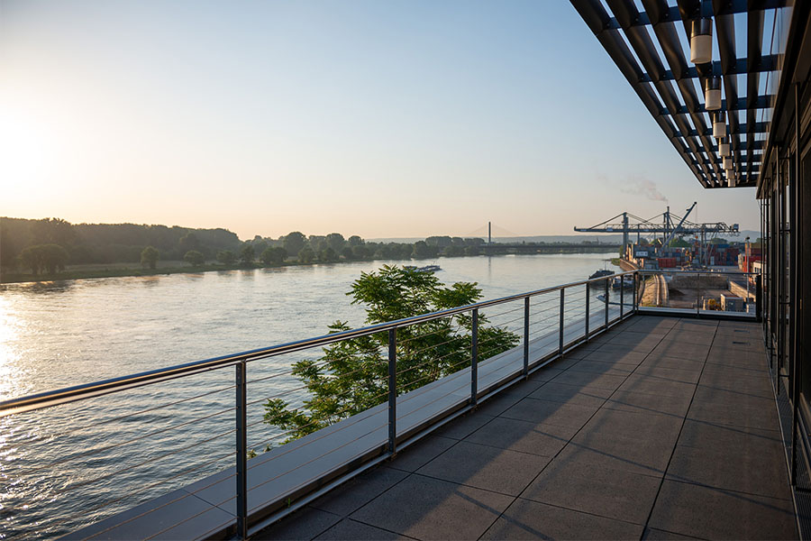 Blick von der Dachterrasse auf den Rhein und die Nordbrücke im Hintergrund