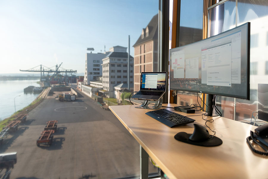 Blickwinkel über einen Schreibtisch durch ein großes Fenster auf den Bonner Hafen